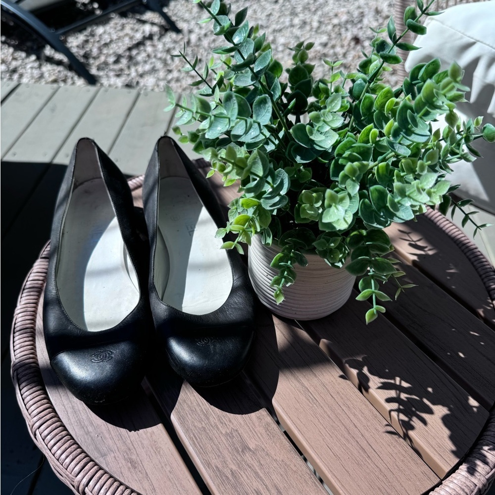 CHANEL LEATHER BALLET FLATS - Picture 2 of 7